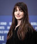 portrait Anne Hathaway loading =