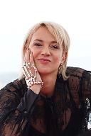 portrait Asia Argento loading =
