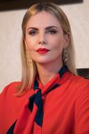 portrait Charlize Theron loading =