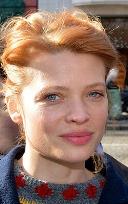 portrait Melanie Thierry loading =